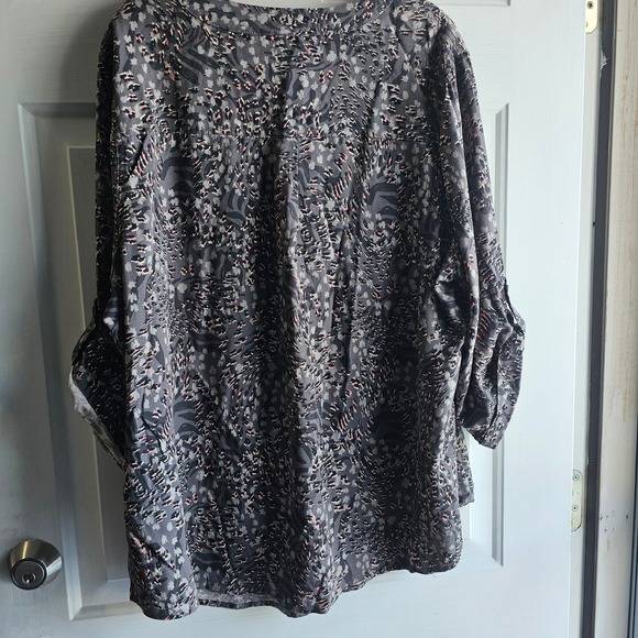 Torrid Harper Blouse Womens 2 18/20 Grey Pink Leopard Print Roll Tab Sleeve Top - Picture 3 of 9